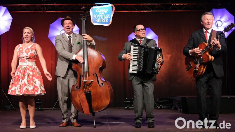 „Conny und die Sonntagsfahrer“ begeistern das Publikum beim Zelt- und Kulturfestival mit Kultschlagern aus den fünfziger und sechziger Jahren. Bild: Hirsch