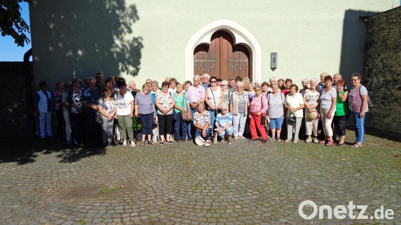Die Seniorengruppe vor der Kirche in Adlerberg Bild: Mösbauer/exb