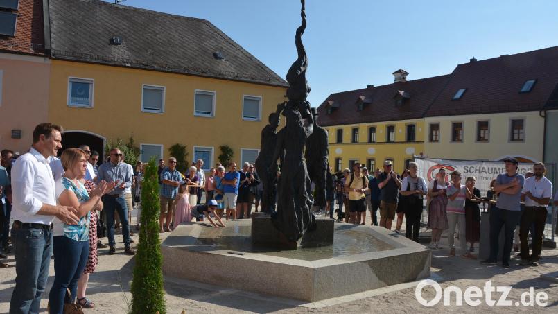 Der zweite Oberpfälzer Zoigltag wurde am neuen Zoiglbrunnen am Oberen Markt in MItterteich eröffnet. Bild: jr
