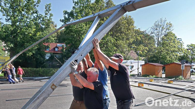 Das Aufrichten der Zelttraversen erfolgt alljährlich mit reiner Muskelkraft. Im Bild Alfred Schraml (vorne, Mitte) und seine Mitstreiter beim Schub eines Zeltabschnittes in die Senkrechte. Bild: bsc