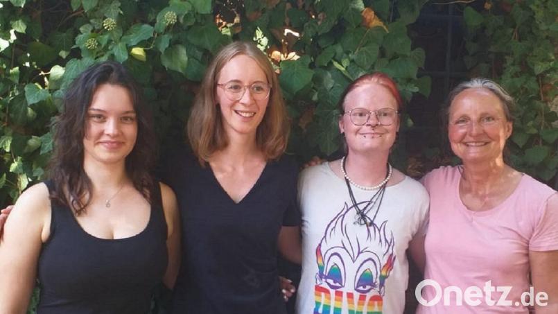 Symbolischer Schulterschluss: Jüdin Katarina Filin, Grünen-Landesvorsitzende Eva Lettenbauer, Queer-Person Elli Wolf und Stadträtin Simone Maaß (von links) dokumentieren, dass kein Blatt Papier zwischen sie passt. Bild: tk