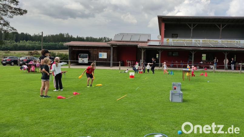 Die Sportfreunde Weidenthal verwandelten die Sportanlage zum Ferienprogramm in einen Spielplatz. Bild: Daniela Hechtl/exb