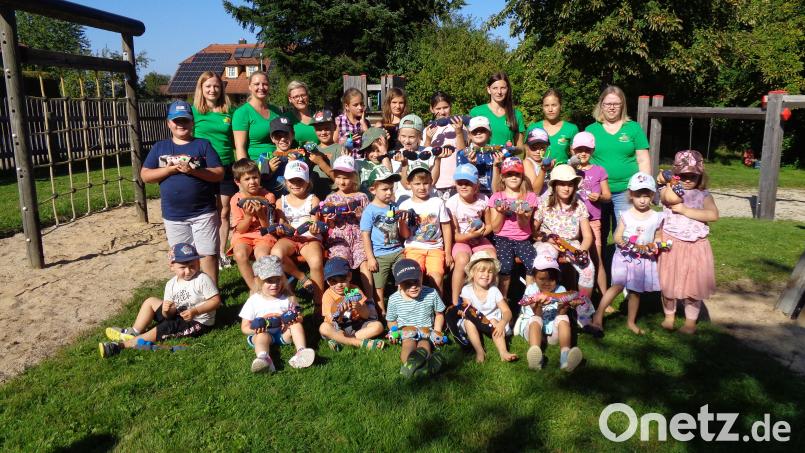 Gemeinsam mit den Helfern präsentieren die Kinder ihre Raupen. Bild: Mösbauer/exb