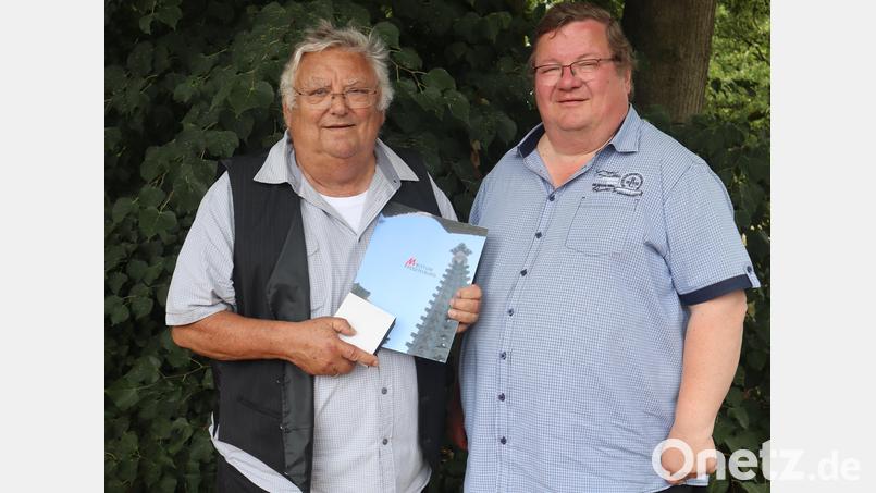 Bertwin Fleck (links) bekam von Pfarrer Hubert Bartel (rechts) die Bischof-Johann-Michael-von-Sailer-Medaille für seinen ehrenamtlichen Einsatz überreicht. Bild: wrm