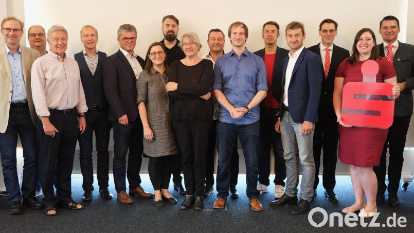 Die Vertreter der Preisträger stellten den Jurymitgliedern ihre Projekte zum Thema &quot;Förderung der digitalen Kompetenz in der Gesellschaft&quot; vor. Die Sparkassenstiftung hatte sie mit einem Betrag von 13.900 Euro gefördert. Bild: Hirsch