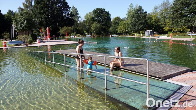 Von Wassertemperaturen von rund 20 Grad ließen sich am Freitagvormittag auch die ersten Badegäste nicht abschrecken. Bild: bkr