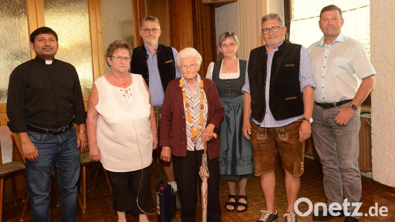 Barbara "Babett" Hartung (Mitte) wird bei ihrem 95. Geburtstag von ihren Kindern Annemarie und Andreas (linnks) sowie Barbara und Josef "Sepp" in die Mitte genommen. Pater John Gali (links) und Bürgermeister Rainer Rewitzer gratulierten zum seltenen Geburtstag mit herzlichen Worten. Bild: bey