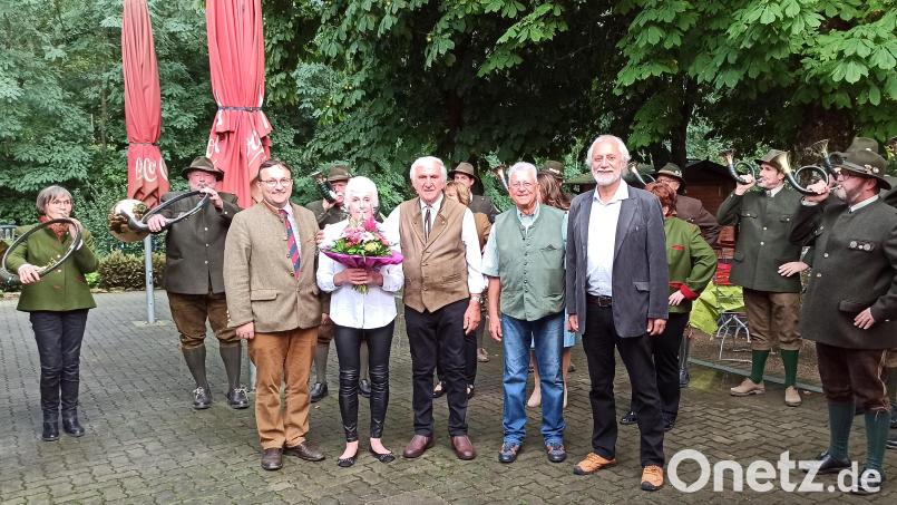 Der Waldhaus-Wirt feierte seinen 80. Geburtstag (von links): Ruppert Schmid vom Bayerischen Jagdverband, Trixi und Hans Saller, Altlandrat Armin Nentwig, Bürgermeister Norbert Mitlmeier sowie die Bläsergruppe der Jäger. Bild: Norbert Mitlmeier