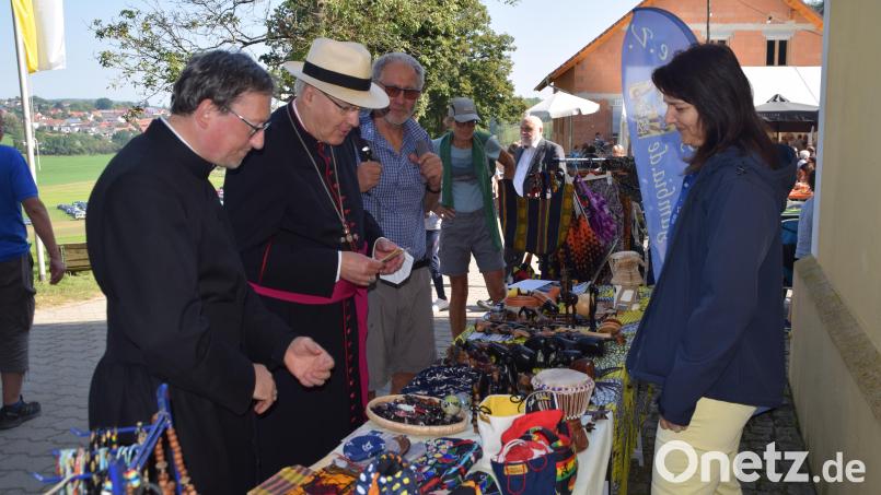 Interessiert zeigte sich der Diözesanbischof auch für die Arbeit des Vereins &quot;Socialis for the Gambia&quot;, der schon seit vielen Jahren auf dem Mausbergfest mit einem Stand vertreten ist. Bild: swo