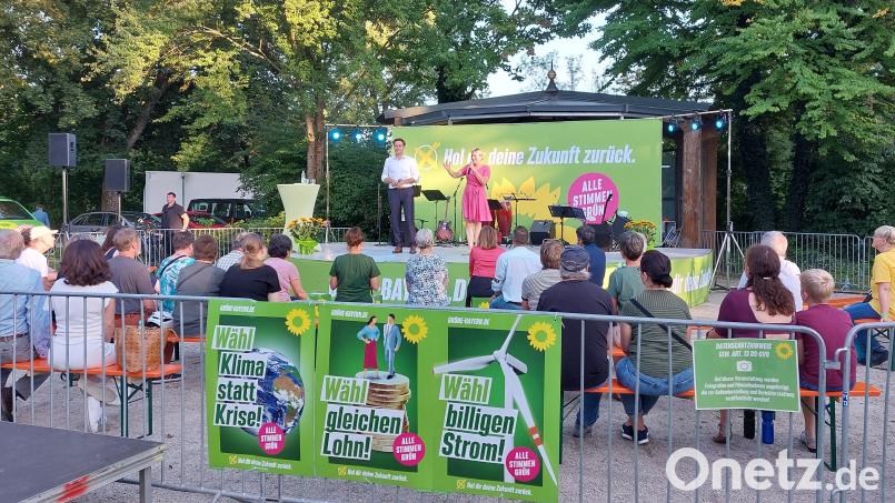 Katharina Schulze und Ludwig Harmann sprechen im Max-Reger-Park. Bild: Kunz