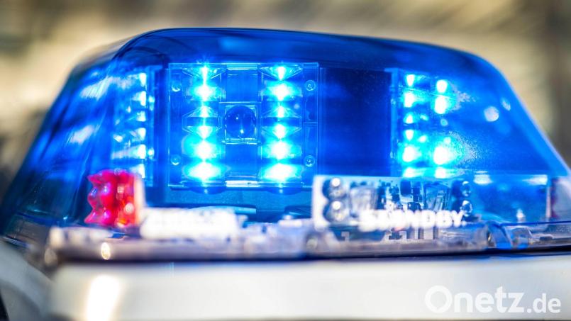 Die Weidener Polizei berichtet von zwei Fällen, in denen Autos teils schwer beschädigt wurden – unter anderem mit einem eingeritzten Hakenkreuz. Symbolbild: David Inderlied/dpa