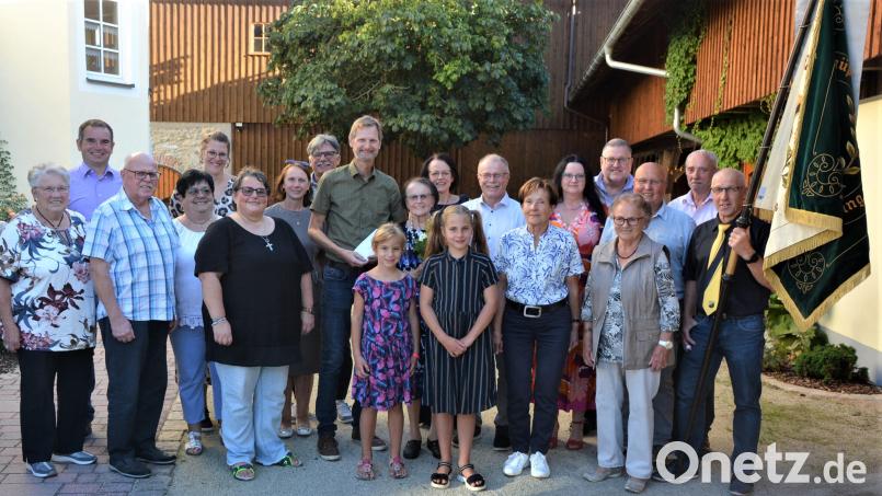 Inge Röckl (Mitte, mit Blumen) feierte ihren 85. Geburtstag. Glückwünsche gab es von der Familie, Bürgermeister Max Bindl (rechts neben der Jubilarin), Pfarrgemeinderatssprecherin Petra Günthner (Sechste von links) sowie einer Delegation des SV Steinmühle, der unter anderem auch Fahnenträger Josef Bauer (rechts) angehörte. Bild: jr