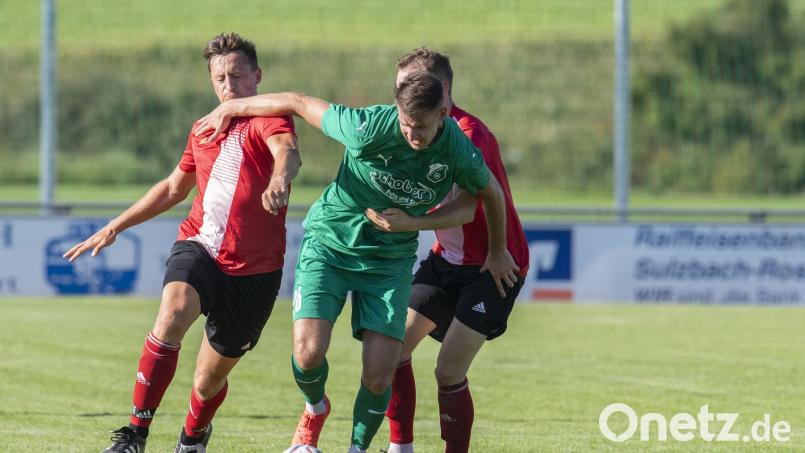 Alles im Griff hatte die Defensive der SpVgg Vohenstrauß (rote Trikots): Obwohl der gastgebende 1. FC Schlicht tonangebend war, entführte die Elf von Trainer Martin Schuster beim 1:0-Sieg alle drei Zähler. Bild: Josef Trummer