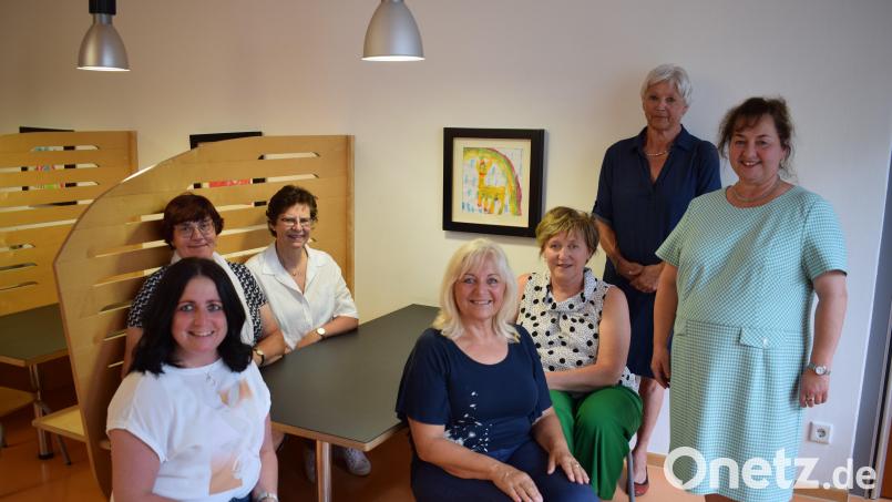 „Leben plus“ Tirschenreuth bringt ein neues Angebot an den Start: Das Eltern-Kaffee. Maria Üblacker, Hildegard Gründinger, Pia Kürschner, Silvia Markowski, Marion Neumann, Doris Schröder und Cornelia Stahl (von links) sind an der Umsetzung beteiligt. Bild: szl