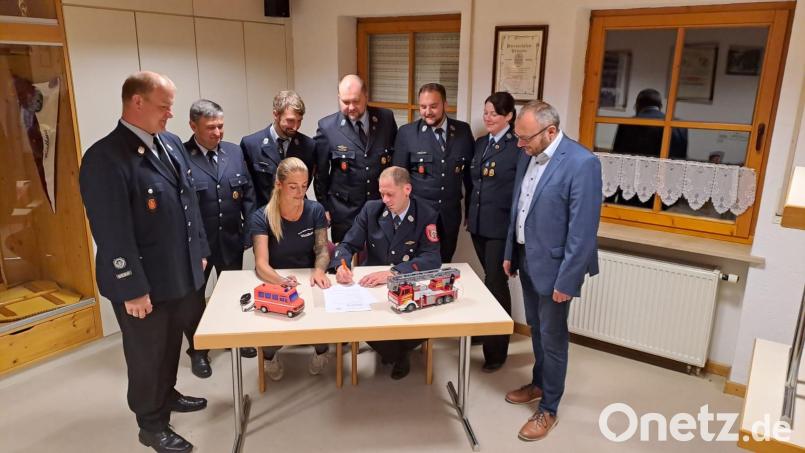Franziska Eberlein und Tobias Maure unterzeichnen die Gründungsurkunde. Darüber freuen sich Markus Schwarz, Hans-Peter Müller, Wolfgang Müller, Johann Dierl, Dominik Zintl, Christine Hölzel und Bürgermeister Markus Bauriedl (stehend, von links). Bild: pi