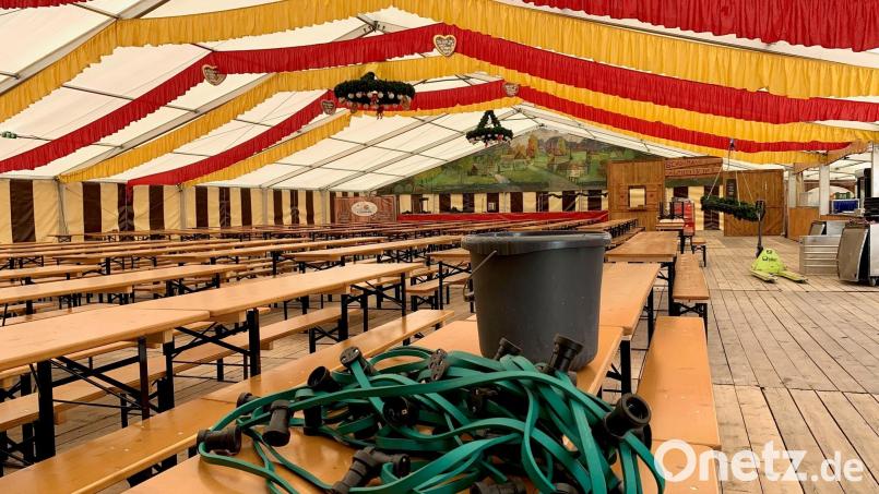 Das Festzelt steht bereits. Am Samstag spricht hier der Ministerpräsident. Bild: Gabi Schönberger