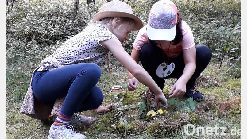 Sehr kreativ waren die Kinder beim Gestalten eines Waldbildes. . Bild: ct