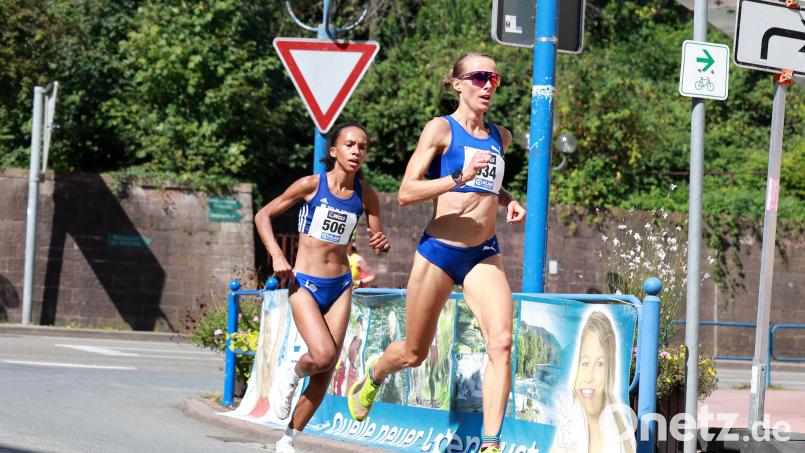 Auf den letzten Metern war Domenika Mayer (rechts) die stärkere Läuferin und gewann den deutschen Titel im 10-Kilometer-Straßenlauf. Telis-Teamkollegin Miriam Dattke (links) wurde Zweite. Bild: Theo Kiefner