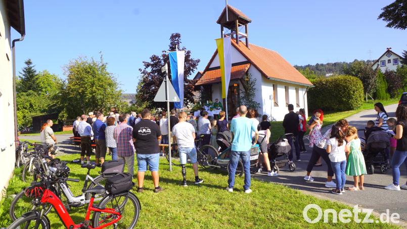 Zur Dorfkirchweih hatten sich nicht nur die Bewohner von Döberein vor der Kapelle eingefunden. Den Gottesdienst zelebrierte Pfarrer Markus Bruckner. Bild: bkr
