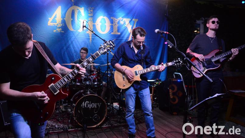 "4 Glory" rocken auf der "Live Stage". Bild: Kunz