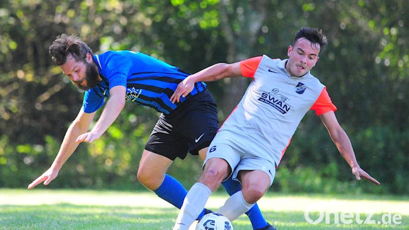 Maximilian Brückner (rechts) von der SG Friedenfels/Fuchsmühl behauptet sich gegen den Kondrauer Johannes Brunner. Die SG gewann das Spitzenspiel der Kreisklasse Stiftland mit 2:1. Bild: Schrems