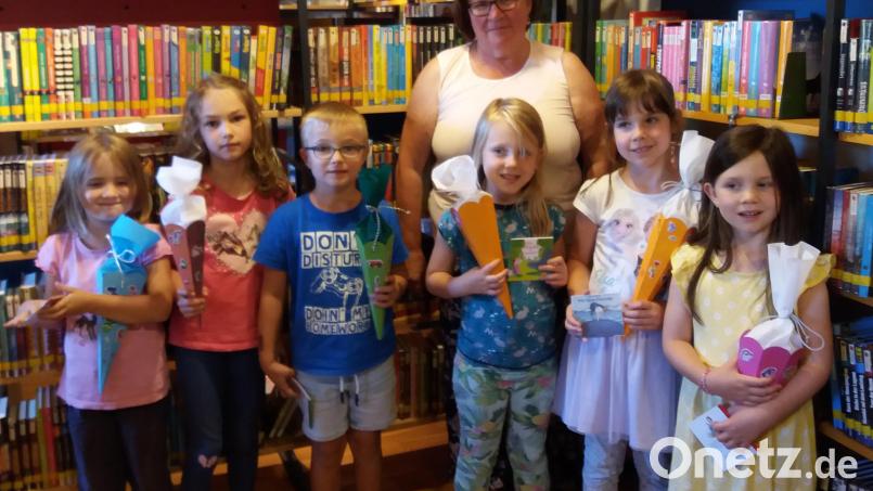Eine unterhaltsame Vorlese- und Bastelstunde verbrachten Schulanfänger in der Katholischen öffentlichen Bücherei. Im Hintergrund die Leiterin Maria Schreglmann. Bild: lep