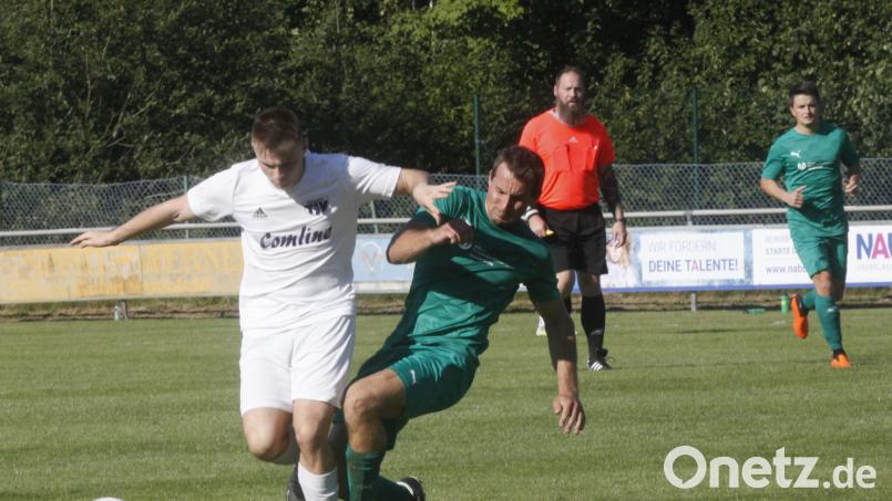 Der TSV Detag Wernberg festigte die Tabellenführung der Kreisliga West durch einen 2:1-Sieg beim TSV Stulln. In dieser Szene klärt der Stullner Josef Lobinger (rechts) gegen den Wernberger Angreifer Nicolas Schloßer. Bild: Hirsch