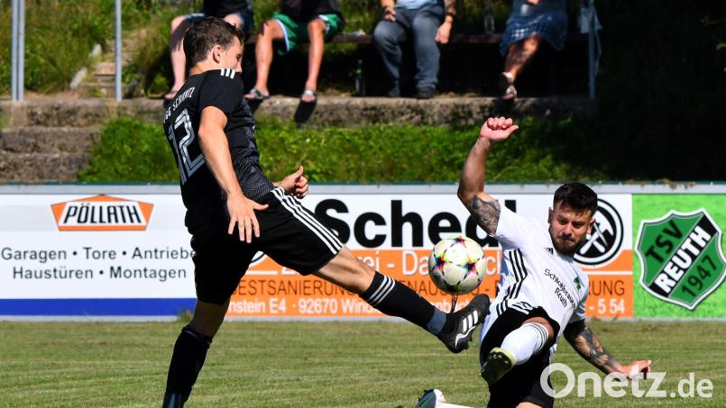 Der Reuther Manuel Zeitler (rechts) fährt gegen Felix Sommer von der SpVgg Schirmitz die Grätsche aus. Der TSV Reuth gewann sein Heimspiel mit 2:0. Bild: Nachtigall