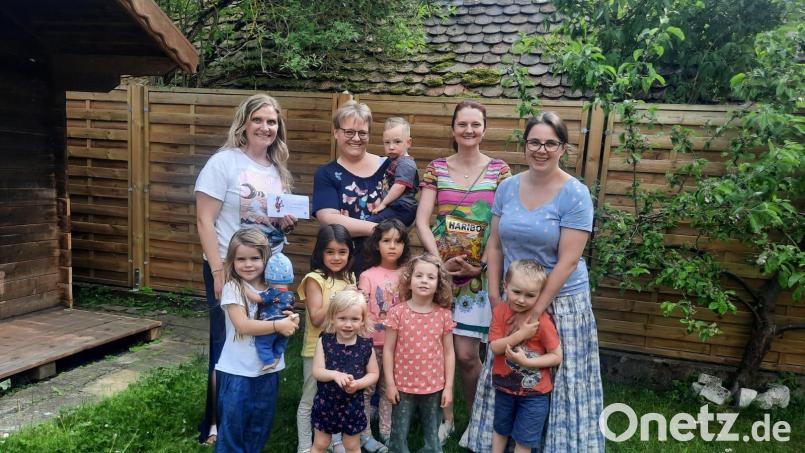 Susanne Hausmann (hinten, Zweite von links) und Susanne Stark (hinten, rechts) freuen sich über eine Spende der Krabbelgruppe Mantel unter Leitung von Tiffany Kindl (hinten, Zweite von rechts) Bild: sei