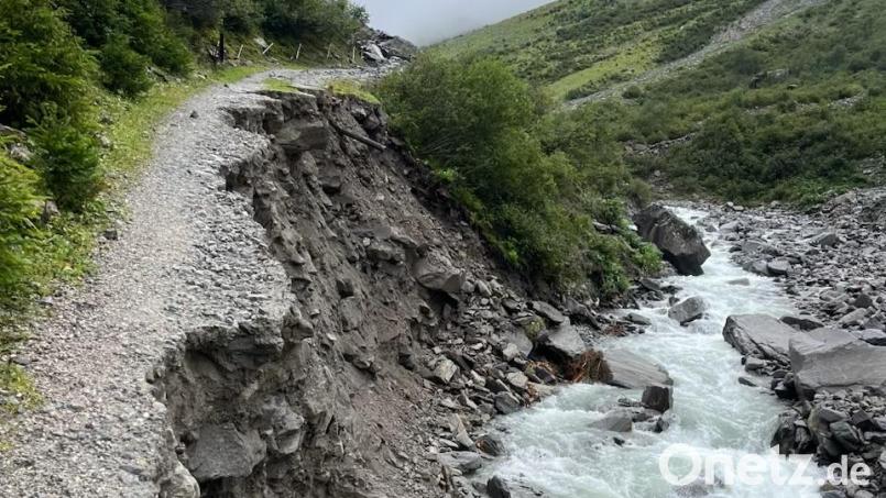 Der Floitenbach hat einen Teil des Fahrweges zum Lastenaufzug für die Greizer Hütte weggespült. Bild: Alpenverein Marktredwitz/exb