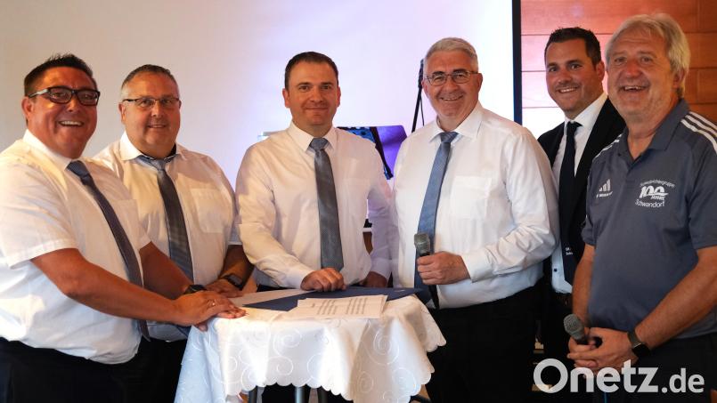 Expertenrunde beim Jubiläum der Schiedsrichtergruppe Schwandorf (von links): Markus Weigert, Werner Mages, Michael Völk, Thomas Graml, Stefan Mehrl und Andreas Allacher. Bild: Hirsch