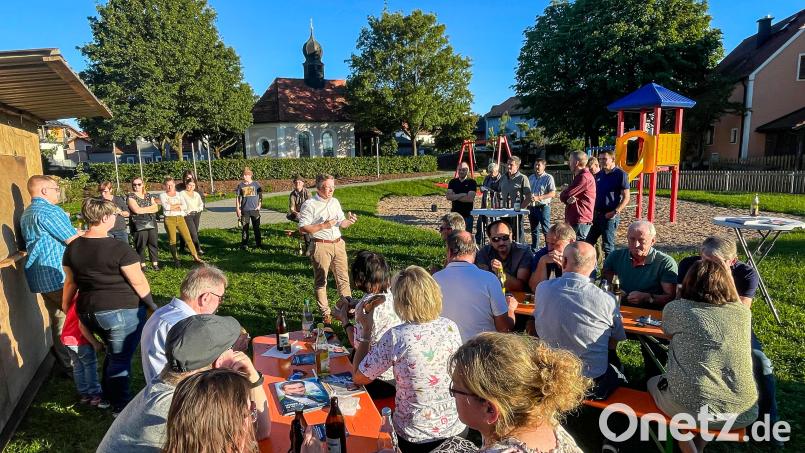 CSU-Landtagsabgeordneter Tobias Reiß (Mitte) stellte sich beim Grillabend des CSU-Ortsverbandes den Fragen der Kastler Bürger. Bild: Hans Walter/exb