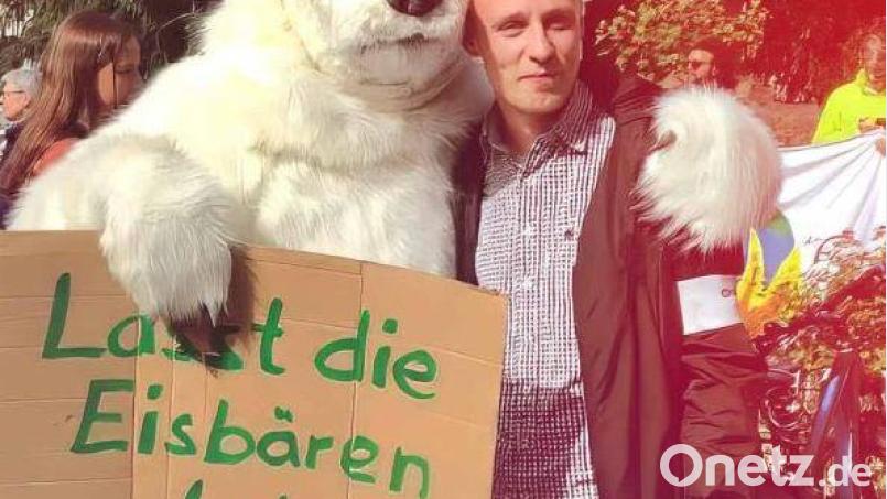 Tobias Kraus (rechts), Landtagskandidat für die Linke im Stimmkreis Weiden, posiert mit einem &quot;Eisbären&quot;. Bild: Kraus/exb