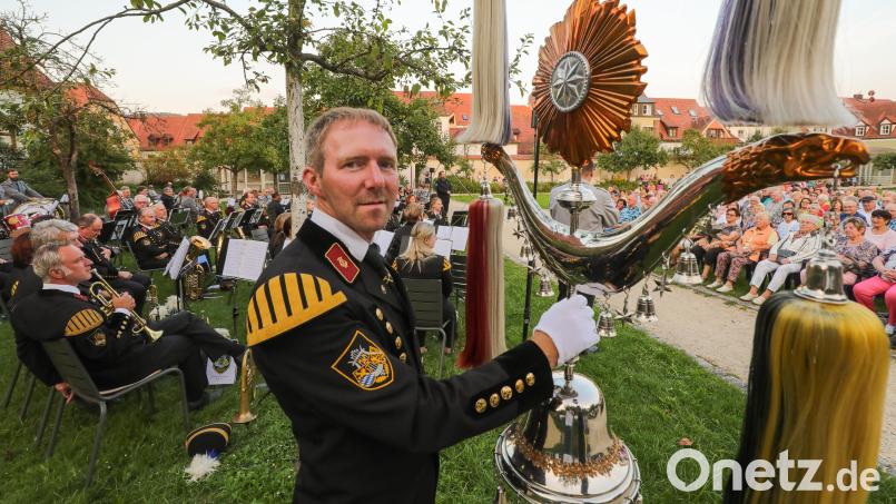Wie jedes Jahr bestritt die Knappschaftskapelle Amberg den Auftakt und den Abschluss der Sonntagsserenaden im Maltesergarten. Klangvolle Unterstützung kam diese Mal vom Reservisten-Musikzug der Oberpfalz. Bild: Wolfgang Steinbacher