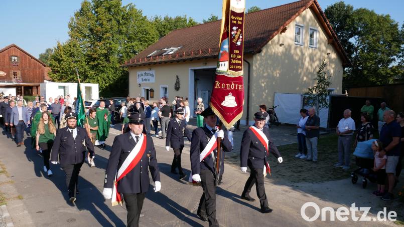 Angeführt von den beiden Fahnen der Freiwilligen Feuerwehr und der KLJB Kondrau sowie der Geistlichkeit und den Ehrengästen, zogen 20 Vereine durch das Dorf zum Festzelt. Bild: hmr
