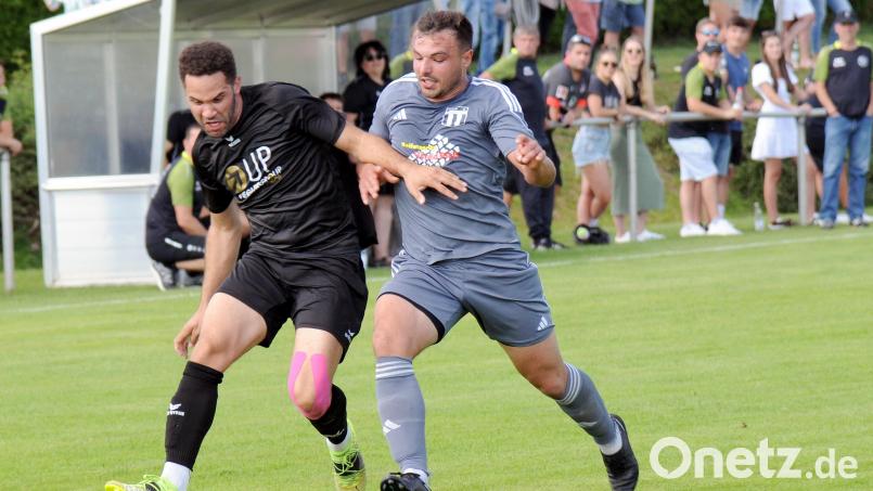 Der FC Tirschenreuth gewann am Sonntag beim TSV Konnersreuth mit 2:1. Das Bild zeigt den zweifachen Torschützen Anthony Hofweller (links) im Laufduell mit Paul Lang. Bild: heh