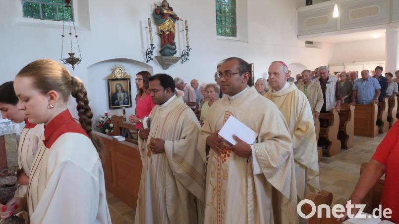 Mit dem Einzug der Priester in die Bergkirche begann in Axtheid-Berg das Bergfest. Weihbischof Reinhard Pappenberger (hinten) zelebriert mit Stadtpfarrer Pater Robin Xavier (links) und Pfarrvikar Pater Jimmy Joseph den Eröffnungsgottesdienst. Bild: rha