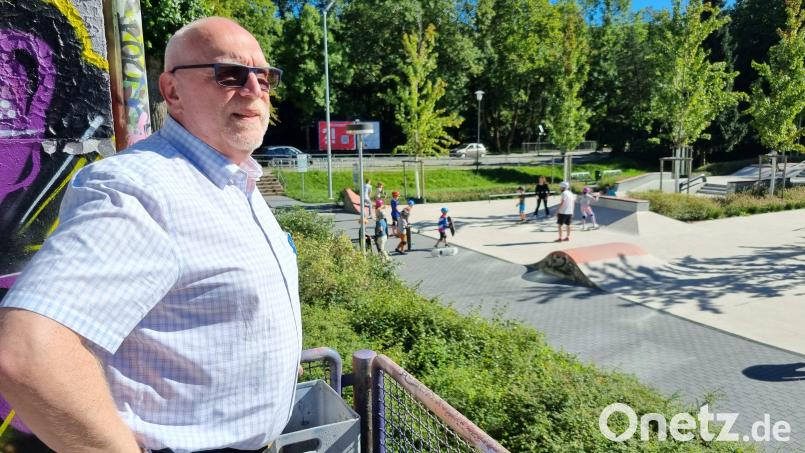 Ewald Zenger blickt vom Balkon des Juz auf skatende Kinder und Jugendliche und Sportliche im Calisthenics-Park in der Außenanlage. In wenigen Tagen beginnt für den langjährigen Geschäftsführer des Stadtjugendrings und Stadtjugendpfleger die Altersteilzeit. Bild: Sonja Kaute