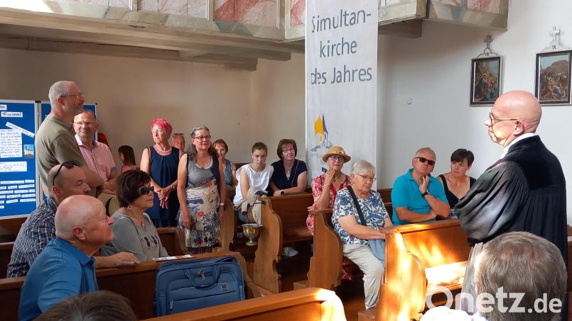 Pfarrer Thomas Schertel erklärte auf Führungen die Besonderheiten der Simultankirche St. Margareta. Bild: dir