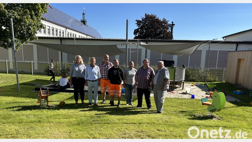 Petra Kunz-Wallerer freute sich über die Installation der neuen Wipp-Tiere in den Außenbereichen. Bürgermeister Karlheinz Budnik, Mitarbeiter des Bauhofs, Thomas Treml von der Bauverwaltung, Pfarrer Hubert Bartel und Kirchenpfleger Bertwin Fleck (von links) waren zur offiziellen Übergabe gekommen. Bild: wrm