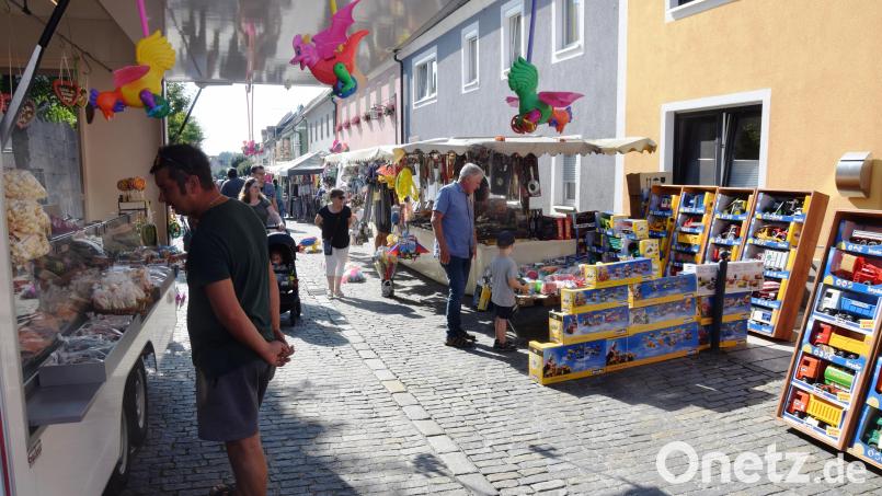 Süßigkeiten, Spielwaren und vieles mehr gab es heuer bei der Kirwa in Eschawo. Bild: fz