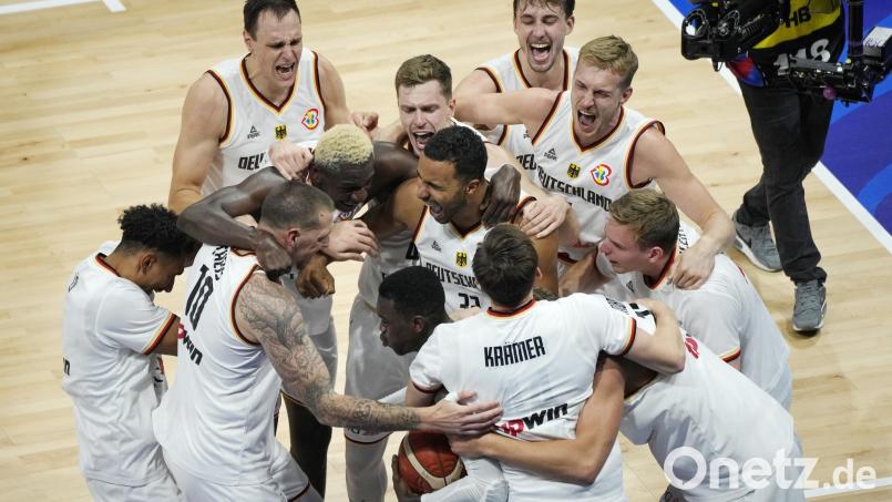 Das deutsche Team jubelt über den Finalsieg. Bild: Aaron Favila/dpa