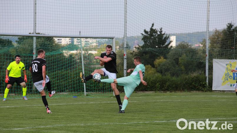Der Schuss des Köferingers Marc Arbogast (rechts) wird von Tim Rupprecht (Mitte) vom FC Edelsfeld im letzten Moment geblockt. Bild: egl