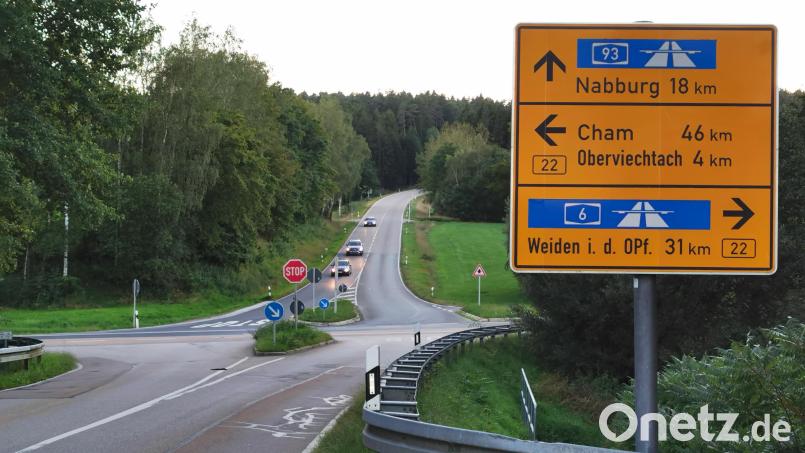 Ob diese drei Autos aus Richtung Nabburg die Bundesstraße 22 in einigen Jahren über eine Brücke überqueren, oder in einem Kreisverkehr die Ausfahrt nach Teunz wählen, wird sich zeigen. Eine Entscheidung soll noch im Oktober fallen. Bild: Portner