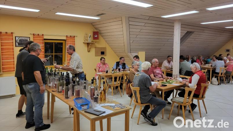 Viele Besucher kamen zur Weinprobe der Feuerwehr und des OGV Dürnsricht. Bild: Andrea Knipp/exb