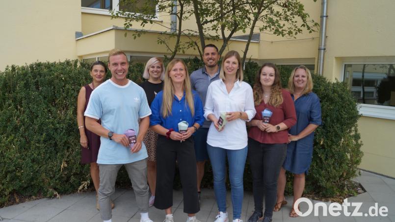 Die Realschule in Neunburg vorm Wald begrüßt fünf neue Kollegen und eine Rückkehrerin in der Schulfamilie. Bild: Florian Dendorfer/exb