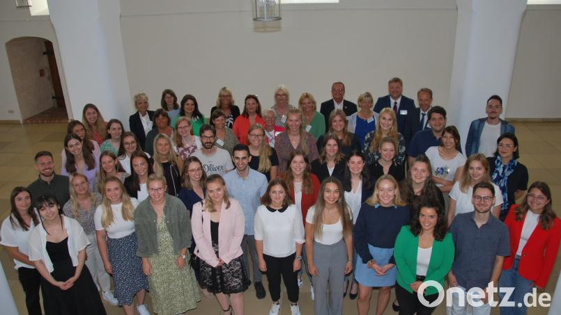 Die 39 Lehramtsanwärterinnen und -anwärter nach der Vereidigung im König-Ruprecht-Saal des Amberger Landratsamt mit ihren Seminarlehrkräften, der Leitung des Staatlichen Schulamts sowie Ambergs Bürgermeister Martin Preuß und dem stellvertretendem Landrat Stefan Braun. Bild: gsp