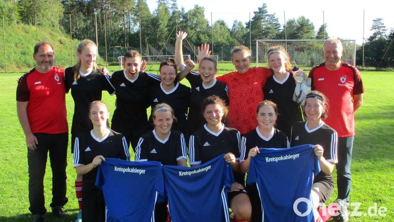 Kreissieger SG TSV Flossenbürg/VfB Thanhausen mit Trainer Thomas Scheinkönig (links) und Mannschaftsverantwortlichen Karl Schwanitz (rechts) freut sich über den Pokalfinalsieg. Bild: bra