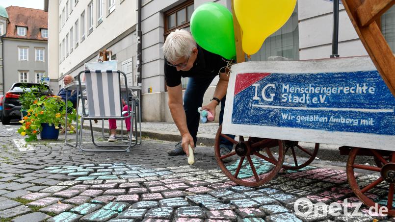 Die IG Menschengerechte Stadt machte es im August vor. Parkplätze können auch für andere Zwecke als das Abstellen von Autos benutzt werden. Für ihre Aktion hatte die IG ordnungsgemäß Parktickets aus dem Automaten gezogen. Bild: Petra Hartl