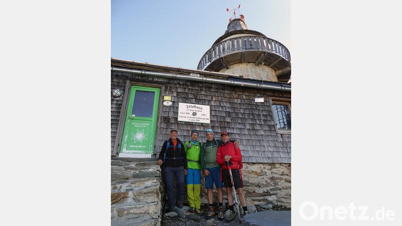Josef Kunz, Rainer Rahn, Hans Schaller und Tom Meyerhöfer vor dem Zittelhaus auf dem Hohen Sonnblick. Bild: Rainer Rahn/exb